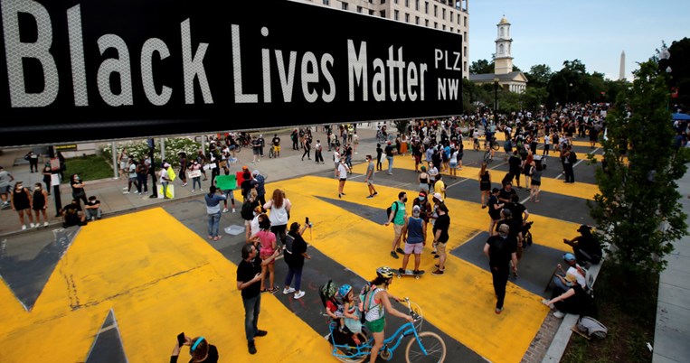 Black Lives Matter: Ένα τεράστιο σύνθημα με κίτρινα γράμματα καλύπτει τον δρόμο προς τον Λευκό Οίκο