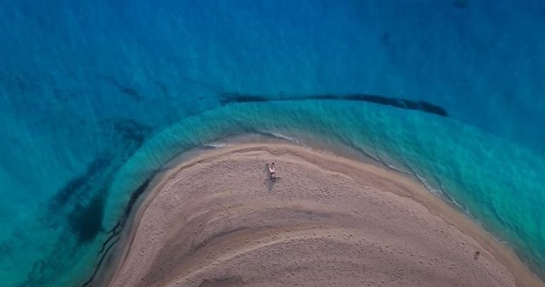 Ποια είναι τελικά η μαγική παραλία που είδαμε να πρωταγωνιστεί στο σποτ για τον ελληνικό τουρισμό;
