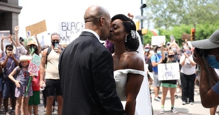 Ζευγάρι νεόνυμφων αντί για γλέντι γάμου προτίμησε τη διαδήλωση για τον Τζορτζ Φλόιντ