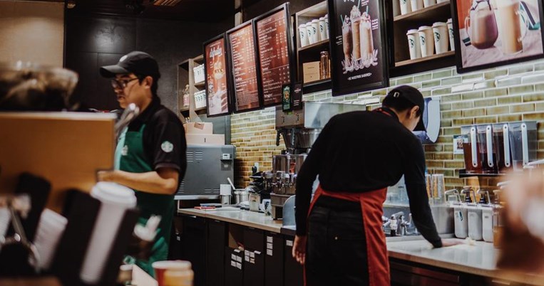 Starbucks: Απαγόρευσαν στους υπαλλήλους τους να φοράνε οτιδήποτε υποστηρίζει το Black Lives Matters