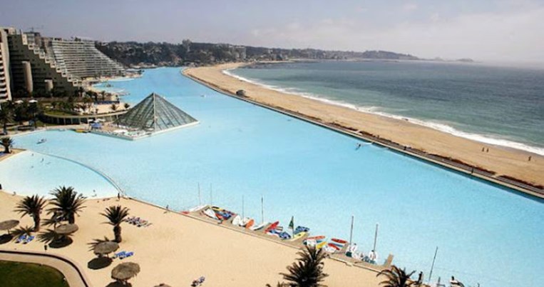 Η μεγαλύτερη πισίνα στον κόσμο βρίσκεται στην Χιλή-  To ειδυλλιακό τοπίο των 77.000 τ.μ.