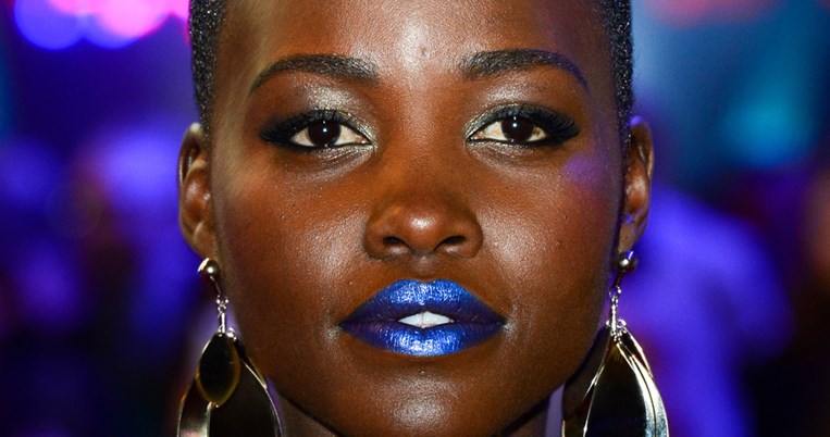 Το μυστικό τρικ πίσω από το μπλε κραγιόν της Lupita Nyong'o 