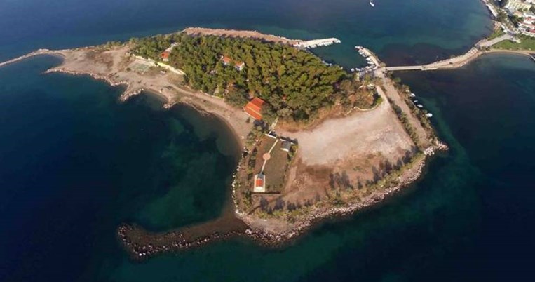 «Το νησί των Ονείρων»: To άγνωστο νησάκι με τα παραδεισένια νερά όπου μπορείς να πας με τα πόδια