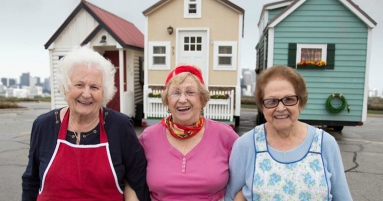 Συνταξιούχες γυναίκες αγοράζουν μικρά, κουκλίστικα σπίτια για να περάσουν τα «χρυσά» χρόνια τους