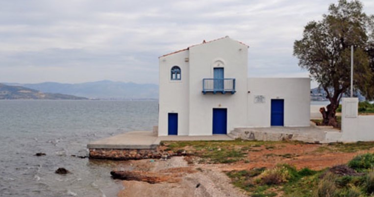 «Επιπλέει» στην επιφάνεια της θάλασσας: Στο γαλανόλευκο σπίτι του Άγγελου Σικελιανού στη Σαλαμίνα