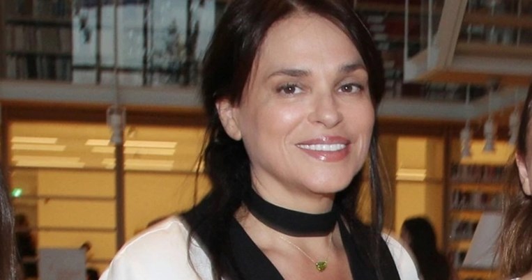 Η κόρη της Σήλιας Κριθαριώτη, Ειρήνη, ποζάρει με άνεση μοντέλου φορώντας δημιουργία της μαμάς της 