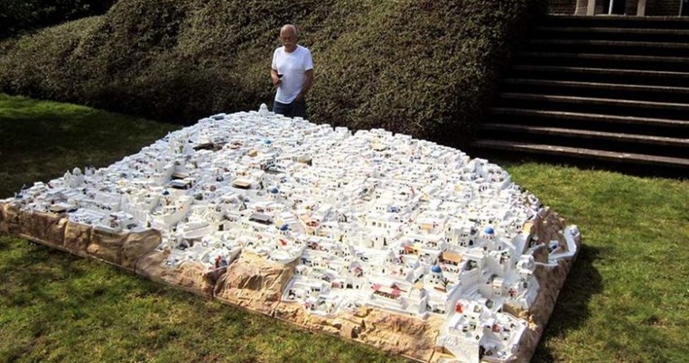 Ολλανδός που λατρεύει την Ελλάδα φτιάχνει λεπτομερή μακέτα της Σαντορίνης στον κήπο του