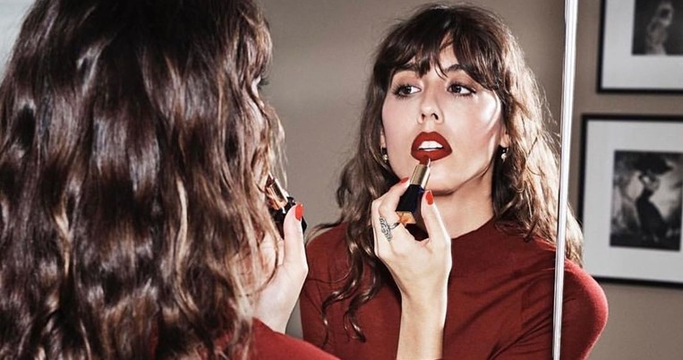 Κόκκινο κραγιόν το καλοκαίρι; Όλα τα tips για σωστή εφαρμογή και τα ωραιότερα lipstick της αγοράς
