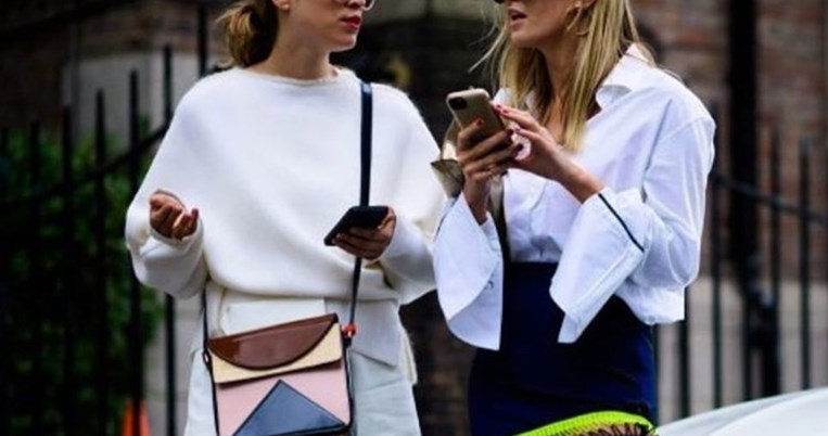 Ίδιο αλλά αλλιώς: Πώς συνδυάζουν το τζιν με το λευκό T-Shirt οι Γαλλίδες και πώς οι Ιταλίδες