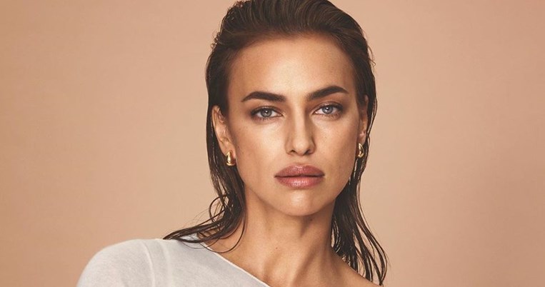 Η Ιρίνα Σάικ μόλις φόρεσε το πιο ωραίο μεταξωτό τοπ από την καινούργια συλλογή της Falconeri