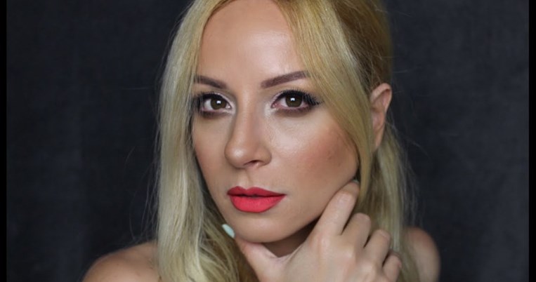 Ανόρθωση βλέμματος: Η Ελληνίδα vlogger Gina δείχνει το μακιγιάζ που καμουφλάρει τέλεια τις ρυτίδες