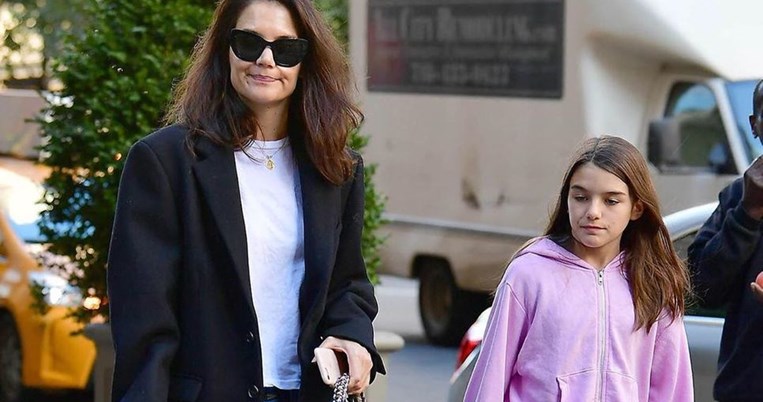 «Προσπαθεί πάση θυσία να την κρατήσει μακριά από την υπερβολική ζωή του πατέρα της»
