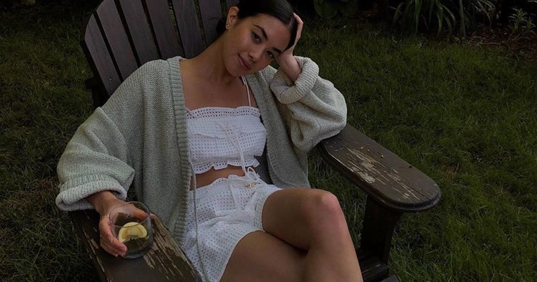 Η πιο δημοφιλής μπλούζα του καλοκαιριού δεν είναι καν μπλούζα. Και την έχεις ήδη στην ντουλάπα σου