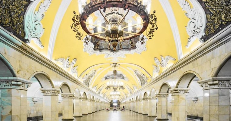 Οι απίστευτοι και πολυτελείς σταθμοί του μετρό στη Ρωσία