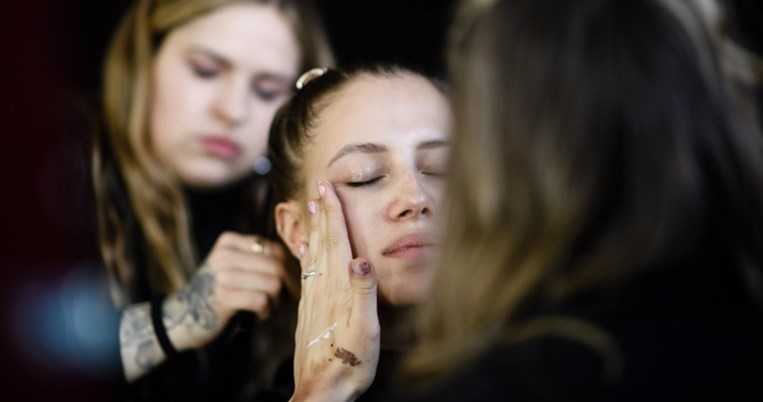 Φυσικό λίφτινγκ προσώπου μόνο με το μακιγιάζ: Δες πώς θα το κάνεις σωστά