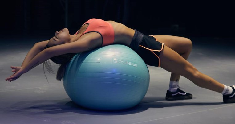 Τo workout που ανορθώνει και συσφίγγει φυσικά το στήθος σε μόλις 3 εβδομάδες 