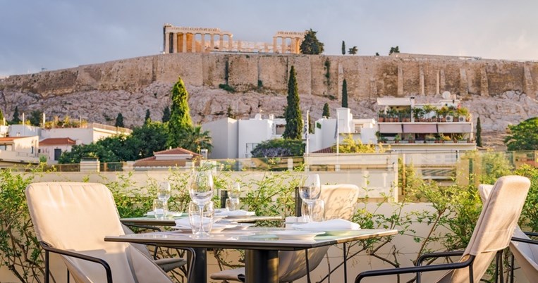 Το αθηναϊκό εστιατόριο με τη μοναδική θέα επέστρεψε στον γαστριμαργικό χάρτη της πόλης