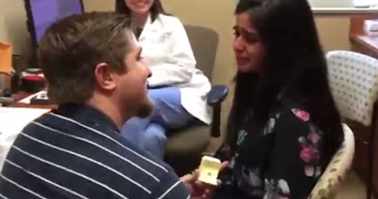 Έκανε πρόταση γάμου στην κωφή σύντροφό του, όταν εκείνη άκουσε για πρώτη φορά