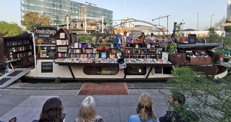 Ένα μοναδικό πλωτό βιβλιοπωλείο στο Λονδίνο ταξιδεύει φορτωμένο με ιστορίες και γνώσεις