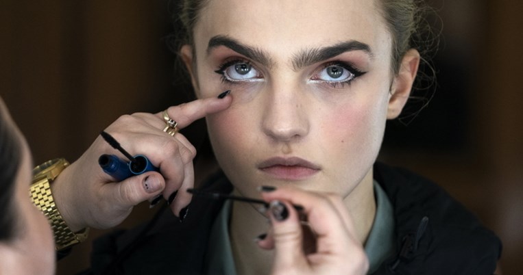 Μετά τα 45: Αισθητικός των celebrities αποκάλυψε το συχνό λάθος που κάνουμε με την επιδερμίδα μας