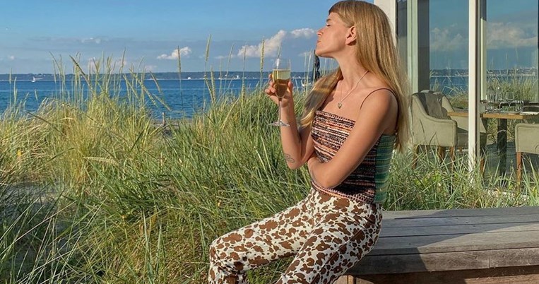 Οι διαχρονικές παντόφλες που, με έναν περίεργο τρόπο, ταιριάζουν με ό,τι κι αν φορέσεις