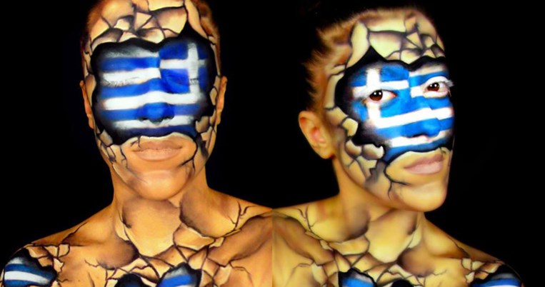 Η μακιγιέζ που κάνει την ελληνική σημαία έργο τέχνης στο πρόσωπό της