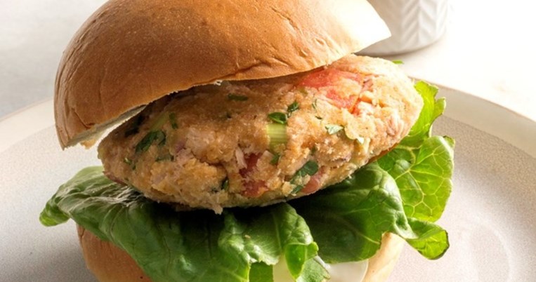 Burger με Τόνο Κονσέρβας: Ένα καλοκαιρινό, ανάλαφρο και πολύ νόστιμο πιάτο
