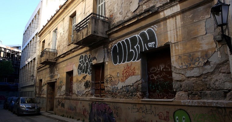 Εγκαταλελειμμένο το διώροφο νεοκλασικό σπίτι του Κωστή Παλαμά στην Πλάκα