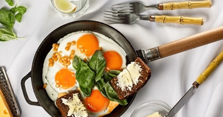 Ψωμί, αυγά και τυρί στο ίδιο τηγάνι: Το ελληνικό brunch κερδίζει όλα τα άλλα 