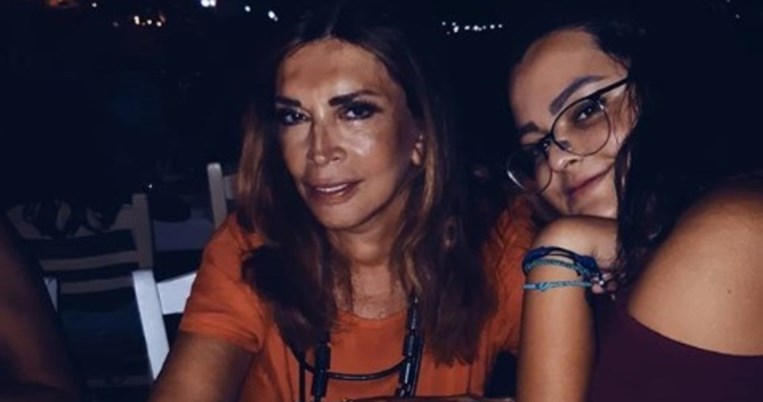 «Μαγιό και σκύλος, ασορτί»: Η Μιμή Ντενίση ποζάρει για τον φακό της κόρης της στην παραλία