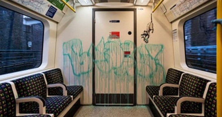 O Banksy εμφανίστηκε στο μετρό του Λονδίνου και έφτιαξε έργο μπροστά στα μάτια των επιβατών