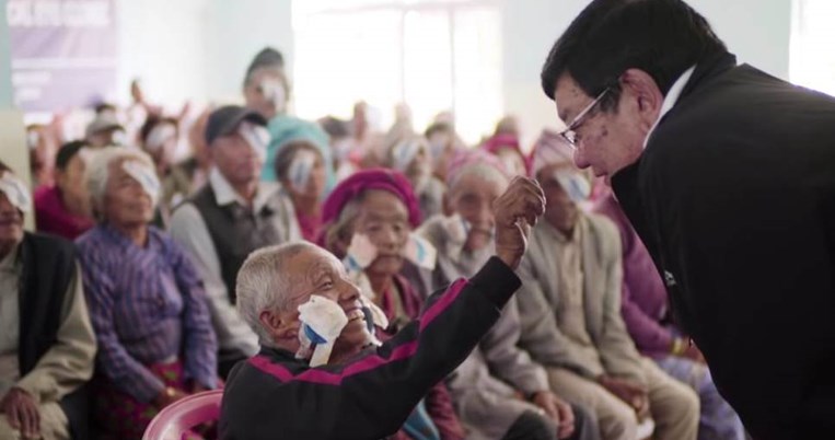 «Χτες ήταν τυφλοί, σήμερα βλέπουν»: Ο γιατρός που έχει αποκαταστήσει την όραση 130.000 άπορων