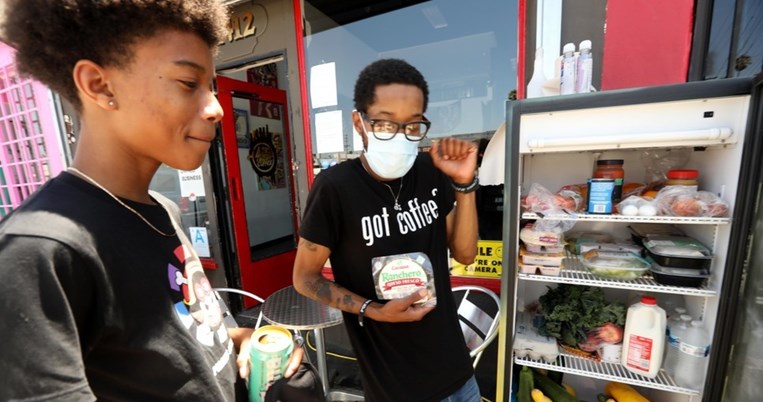 «Ό,τι έχει μέσα το ψυγείο είναι δικό σου». Ψυγειοκαταψύκτες με δωρεάν τρόφιμα στους δρόμους του Λ.Α