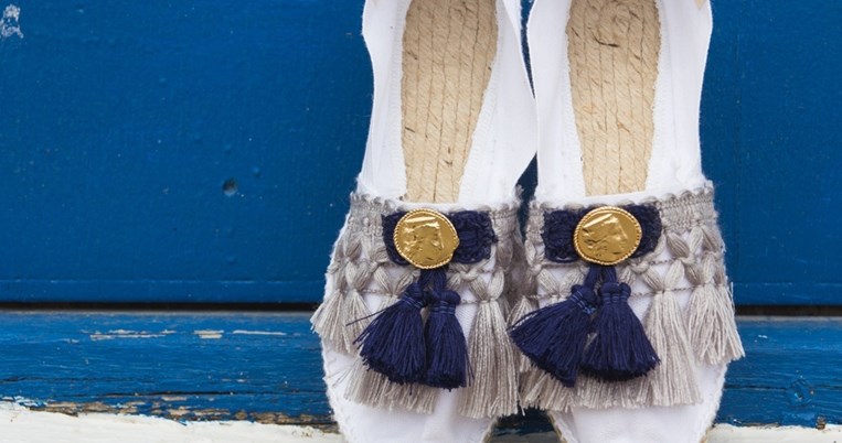 Ένα ζευγάρι χειροποίητες εσπαντρίγιες φτιαγμένες για να συμβολίζουν το αιώνιο, ελληνικό καλοκαίρι 