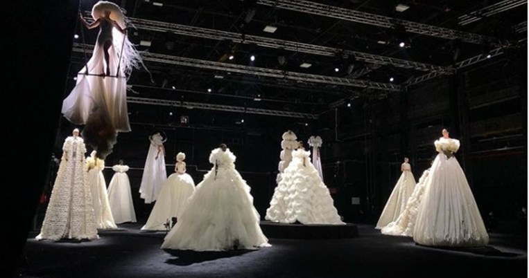 Ο οίκος Valentino παρουσίασε ένα κινηματογραφικό σόου Υψηλής Ραπτικής στην Cinecittà