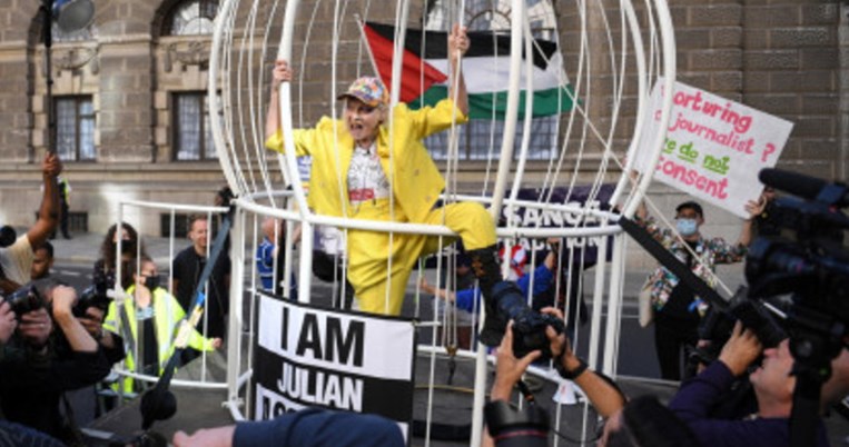 Η Βίβιαν Γουέστγουντ έκανε διαμαρτυρία στο Λονδίνο μέσα σε ένα τεράστιο κλουβί, ντυμένη «καναρίνι» 