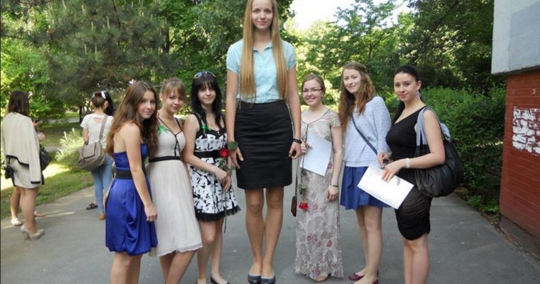 Δε χωράς πουθενά: Το δράμα κάθε ψηλής που δεν έχει δει ποτέ το κεφάλι της στις φωτογραφίες