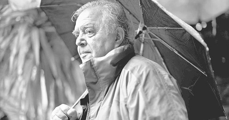 Σταύρος Τσιώλης: Ο μεγάλος σκηνοθέτης που έπαιζε την ελληνική πραγματικότητα στα δάκτυλα