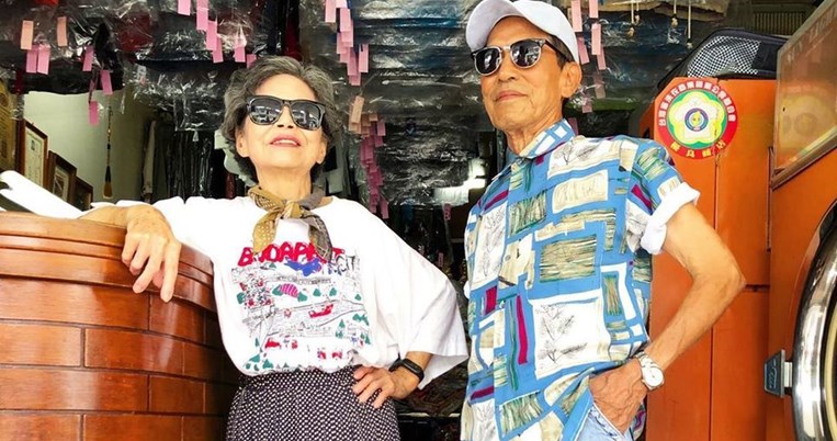 84χρονοι influencers: Ποζάρουν με τα ρούχα που εγκαταλείπουν οι πελάτες στο καθαριστήριό τους