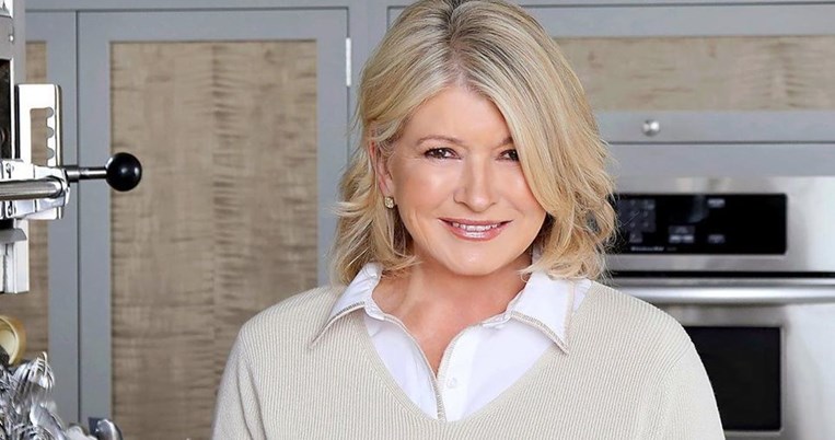 Άγγιγμα δροσιάς στα χείλη: Η 78χρονη Μάρθα Στιούαρτ φόρεσε το κραγιόν που μας κολακεύει για μια ζωή