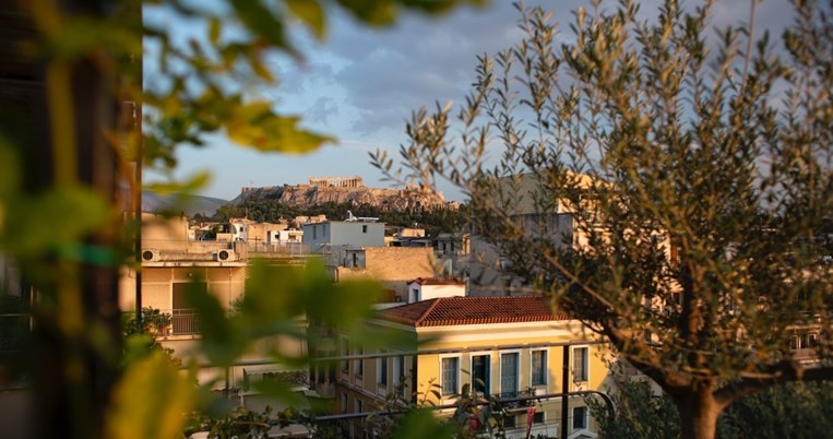 Κοκτέιλ με μυρωδικά από τις αθηναϊκές αυλές σε μια από τις ωραιότερες ταράτσες της πόλης