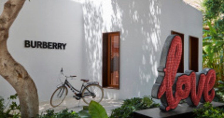Ο οίκος Burberry επαναλειτουργεί φέτος το pop-up κατάστημα της στο Nammos Village της Μυκόνου