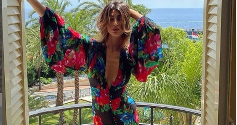 Το κορίτσι του Τζέραλντ Μπάτλερ, Σοφία Χαρμαντά, απολαμβάνει το ελληνικό καλοκαίρι στην Μύκονο  