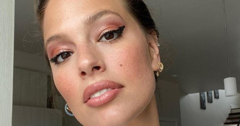 Η Ashley Graham δείχνει τις ραγάδες της στην πιο body positive φωτογραφία της ημέρας