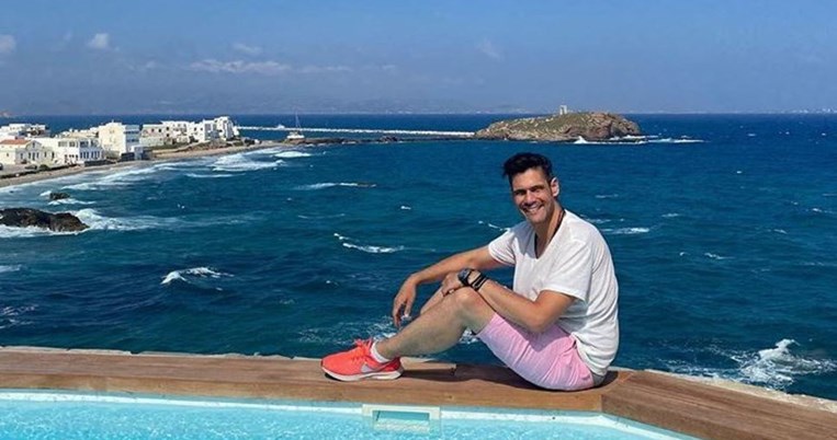 «Η κα Γιωργία είχε ένα τρανζιστοράκι γκρι, ξεβαμμένο κάτω απ’το μαξιλάρι της στο νοσοκομείο»