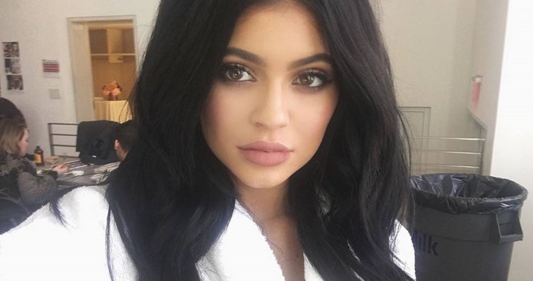 Η Kylie Jenner αποκαλύπτει τι ακριβώς κάνει και φαίνονται τα χείλη της μεγαλύτερα