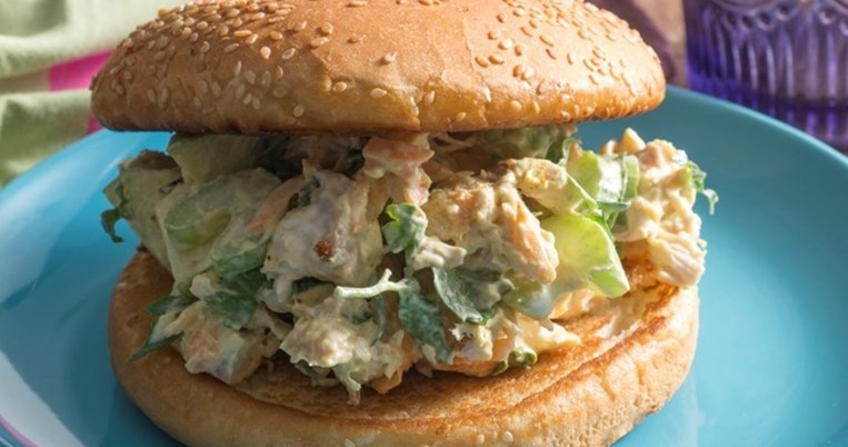 Burger με μαγική κοτοσαλάτα: Η πιο ιδιαίτερη και γευστική παραλλαγή