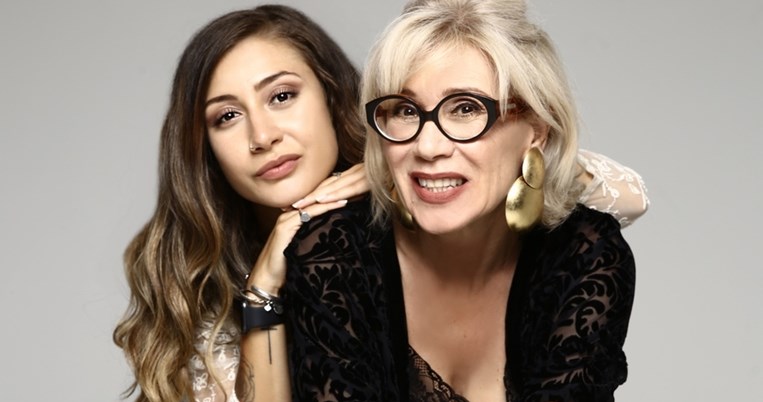Μια generation X μαμά και μια millennial κόρη έρχονται να αλλάξουν τη μόδα όπως την ξέρουμε