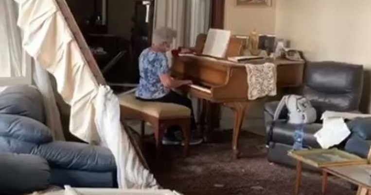 «Ομορφιά από τις στάχτες»: 79χρονη από τη Βηρυτό παίζει πιάνο μέσα στα ερείπια του σπιτιού της