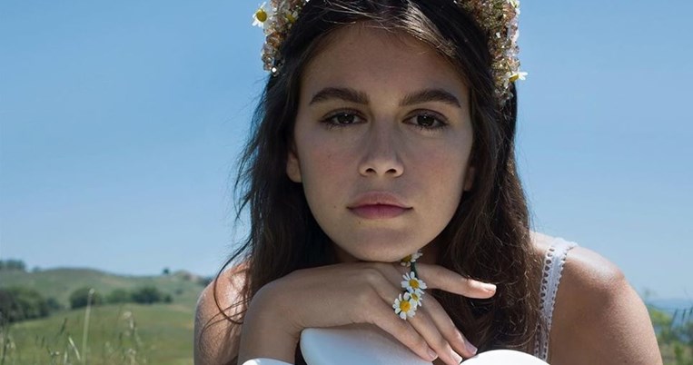 Η Κάια Γκέρμπερ σε νέα φωτό δεν μοιάζει με τη μητέρα της, Σίντι Κρόφορντ. Είναι η δίδυμη αδερφή της